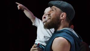 Conor McGregor mit seinem Sohn Conor Jr. auf dem Arm