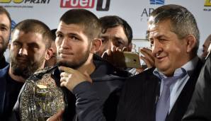 Aber Papa Abdulmanap (r.) war natürlich nicht weit entfernt - und von dem erwartet Khabib nach seinem Ausraster in Las Vegas bekanntlich Prügel ...