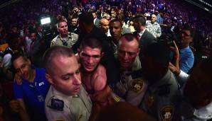 Auch Khabib muss von der Polizei aus der Arena geführt werden. Drei Mitglieder seines Teams werden daraufhin verhaftet. In der Nacht werden sie jedoch wieder freigelassen, da McGregor wohl auf eine Anzeige verzichten will.