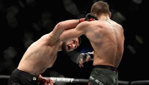 Denn auch im Anschluss bleibt Khabib der dominantere Kämpfer. Der Russe bringt McGregor immer wieder in schwierige Situationen und landet den ein oder anderen Volltreffer.