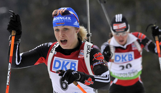 Magdalena Neuner (l.) gewann beim Massenstart in Fort Kent vor Andrea Henkel