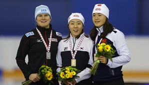 Jenny Wolf (l.) musste sich in Calgary nur der neuen Weltrekordhalterin geschlagen geben