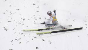 Vikersund 2009: Schlierenzauer fliegt allen davon, kann den Sprung aber nicht stehen. Der Grund: Ein zu langer Anlauf. Anschließend zeigte er dem Kampfgericht den Vogel.