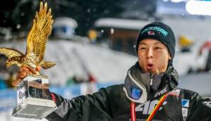 Ryoyu Kobayashi streckte 2019 den Siegerpokal der Vierschanzentournee in die Höhe.