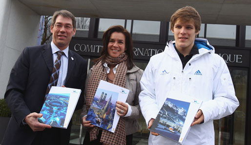 Bernhard Schwank (l.) und Katharina Witt (m.) bei der Übergabe des Bid Books an den IOC