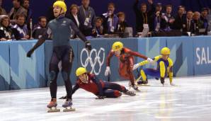 Steven Bradbury gewinnt bei den Olympischen Spielen in Salt Lake City die Goldmedaille.