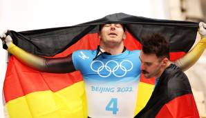 Christopher Grotheer (M.) feiert seine Goldmedaille, Axel Jungk (r.) gewann Silber.