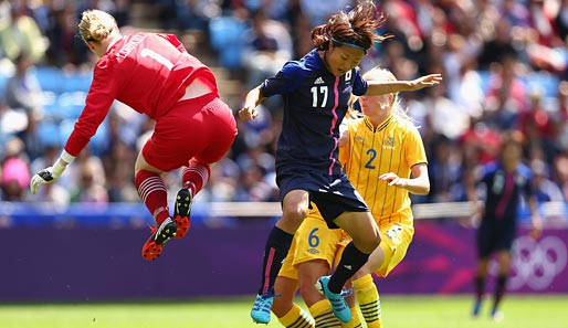 Voller Einsatz: Hedvig Lindahl (l.) blockt einen Schuss der Japanerin Yuki Ogimi (M.)