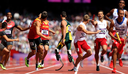 Oscar Pistorius (M.) wartet vergebens. Sein Vorläufer war gestürzt