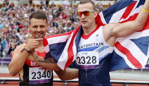 Heinrich Popow (l.) feiert mit 200-Meter-Gewinner Whitehead seinen zweiten Platz