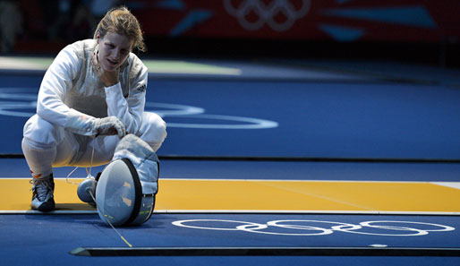 Carolin Golubytzkyi musste während ihres Achtelfinals auf der Planche behandelt werden