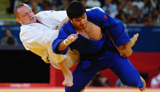 Dimitri Peters (l.) verlor im Halbfinale gegen Weltmeister Tagir Chaibulajew aus Russland