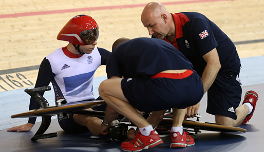 Philipp Hindes (l.) stürzte mit seinem Rad kurz nach dem Start