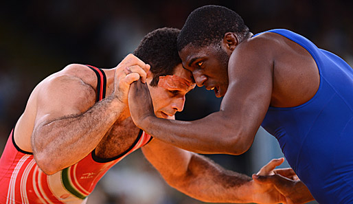 Im Halbfinale schaltete Rezaei (l.) Yunior Estrada Falcon aus