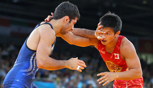 Omid Haji Noroozi (l.) holte die zweite Goldmedaille für die iranischen Ringer