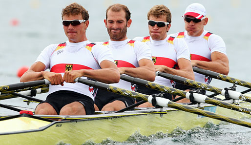 Lauritz Schoof (2.v.l.) steht mit dem deutschen Doppelvierer im Finale der olympischen Ruderregatta