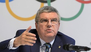 Thomas Bach muss nach dem Beschluss scharfe Kritik über sich ergehen lassen