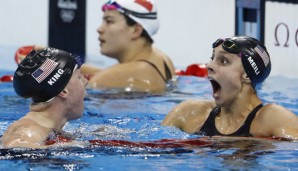 Lilly King (l.) feiert mit Teamkollegin Katie Meili