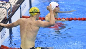 Mack Horton (l.) bejubelt sein Gold, Sun Yang schaut dahinter bedröppelt drein