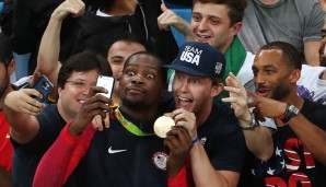 Kevin Durant (M.) feiert den Gewinn der Goldmedaille