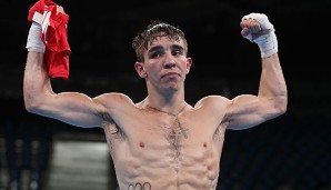 Michael Conlan wird von einem Schuljungen beschenkt