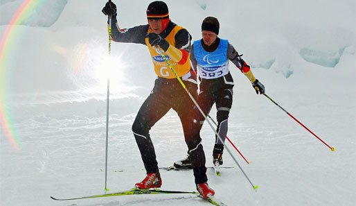 Wilhelm Brem (l.) mit seinem Begleitläufer beim Langlaufwettbewerb der Paralympics