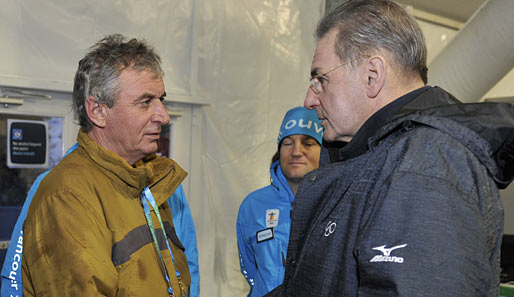 Jacques Rogge (r.) mit dem Onkel und Trainer von Nodar Kumaritaschwili, Felix Kumaritaschwili