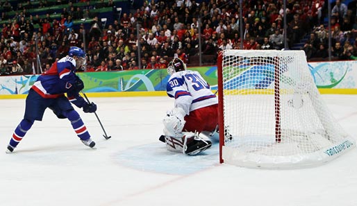 Der Slowake Pavol Demitra trifft den entscheidenden Penalty gegen Russland