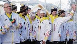 Michael Vesper (l.) ließ von den deutschen Athleten schon ein wenig in Stimmung bringen