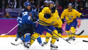 Kimmo Timonen (l.) schied mit Finnland gegen Carl Hagelin (r.) und die Schweden aus.