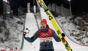 Andreas Wellinger freut sich sichtlich über seine Goldmedaille.