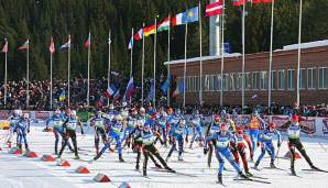 Die Teilnehmer des Biathlon Weltcup-Finale beim Start.