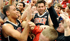 Chace Stanback (l.) und Carlos Lopez feiern mit den UNLV-Fans den Sieg über die Tar Heels