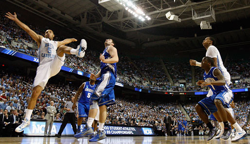 Kendall Marshall (l.) verletzte sich beim Zug zum Korb und muss um die Sweet 16 bangen