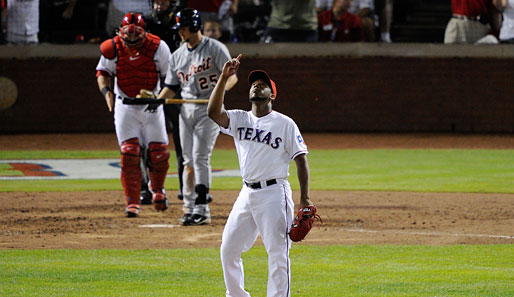 Rangers-Closer Neftali Feliz feiert nach dem letzten Out den Sieg in Spiel 1 der ALCS