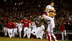 Koji Uehara springt nach seinem entscheidenden Strikeout Catcher David Ross in die Arme