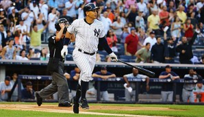 Alex Rodriguez bewundert den 3000. Hit seiner Karriere, einen Home Run