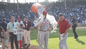 Im Post-Game-Interview ereilt Hamels die obligatorische Gatorade-Dusche