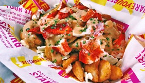 Lobster Poutine Stak: Hummer haben die Boston Red Sox am Start! Irgendwo sind da Pommes, darüber findet sich frisches Hummerfleisch und Cheese Curds, angemacht mit Fischremesuppe und einem Hauch Schnittlauch!