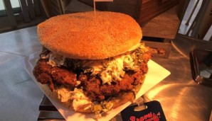 Tomahawk Chop Sandwich: 26 Dollar löhnen vier Personen bei den Atlanta Braves für dieses Ungetüm. Frittiertes Schweinskotelett, Krautsalat und weißer BBQ-Sauce. Da ersäuft man im eigenen Mundwasser!