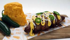 The Spec-Tater: Eine Jumbo-Kartoffel, in die eine Jalapeno-Cheese-Wurst gesteckt wird und die dann mit Bacon umwickelt wird. Obendrauf gibt's Käse, Creme, Frühlingszwiebeln und mehr Jalapenos. Zu finden bei den Atlanta Braves.