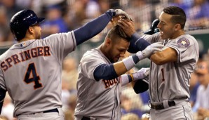 Yuri Gurriel (M.) lässt sich nach seinem Homerun von den Teamkollegen feiern