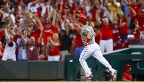 Scooter Gennett auf seiner Homerun-"Ehrenrunde". Die Reds-Fans sind begeistert