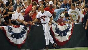 Cal Ripken auf seiner Ehrenrunde. Zuvor hatte er den Rekord von Yankees-Legende Lou Gehrig gebrochen