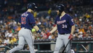 Max Kepler (l.) klatscht nach seinem Homerun mit Teamkollege Chris Gimenez ab