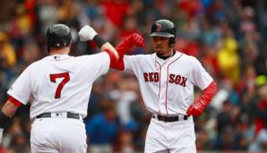 Bostons Star-Outfielder Mookie Betts (r.) feiert mit einem Teamkollegen