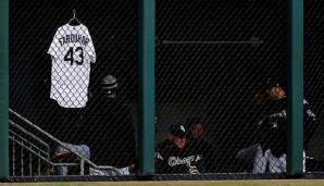 Die Kollegen bei den White Sox würdigen Farquhar im Bullpen.