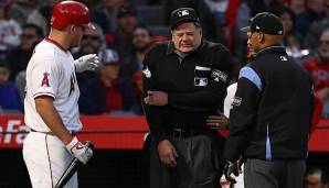 Jerry Layne (M.) hat einen Foul Ball gegen den Ellenbogen bekommen.