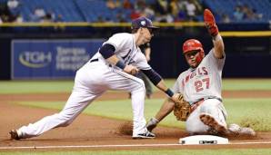 Mike Trout (r.) hat sich im Spiel gegen die Tampa Bay Rays am Handgelenk verletzt.