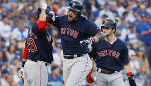 Steve Pearce (M.) schlug zwei Homeruns für die Boston Red Sox im entscheidenden Spiel 5 der World Series.